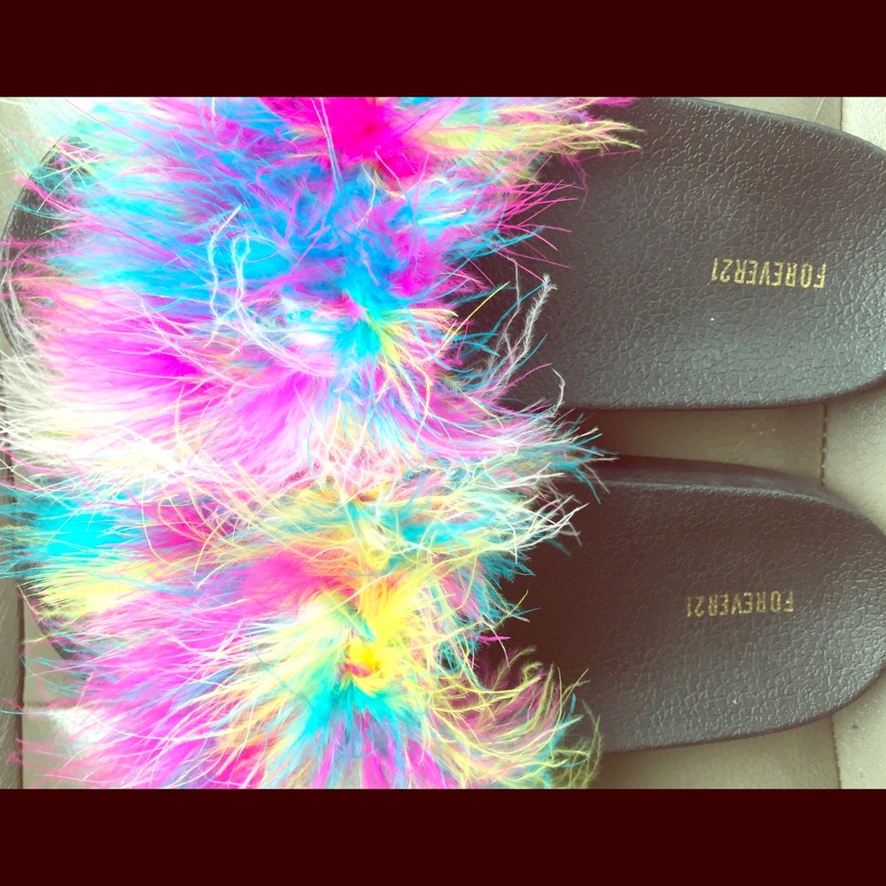 NWOT- Beautiful Feathery Sandals 👡